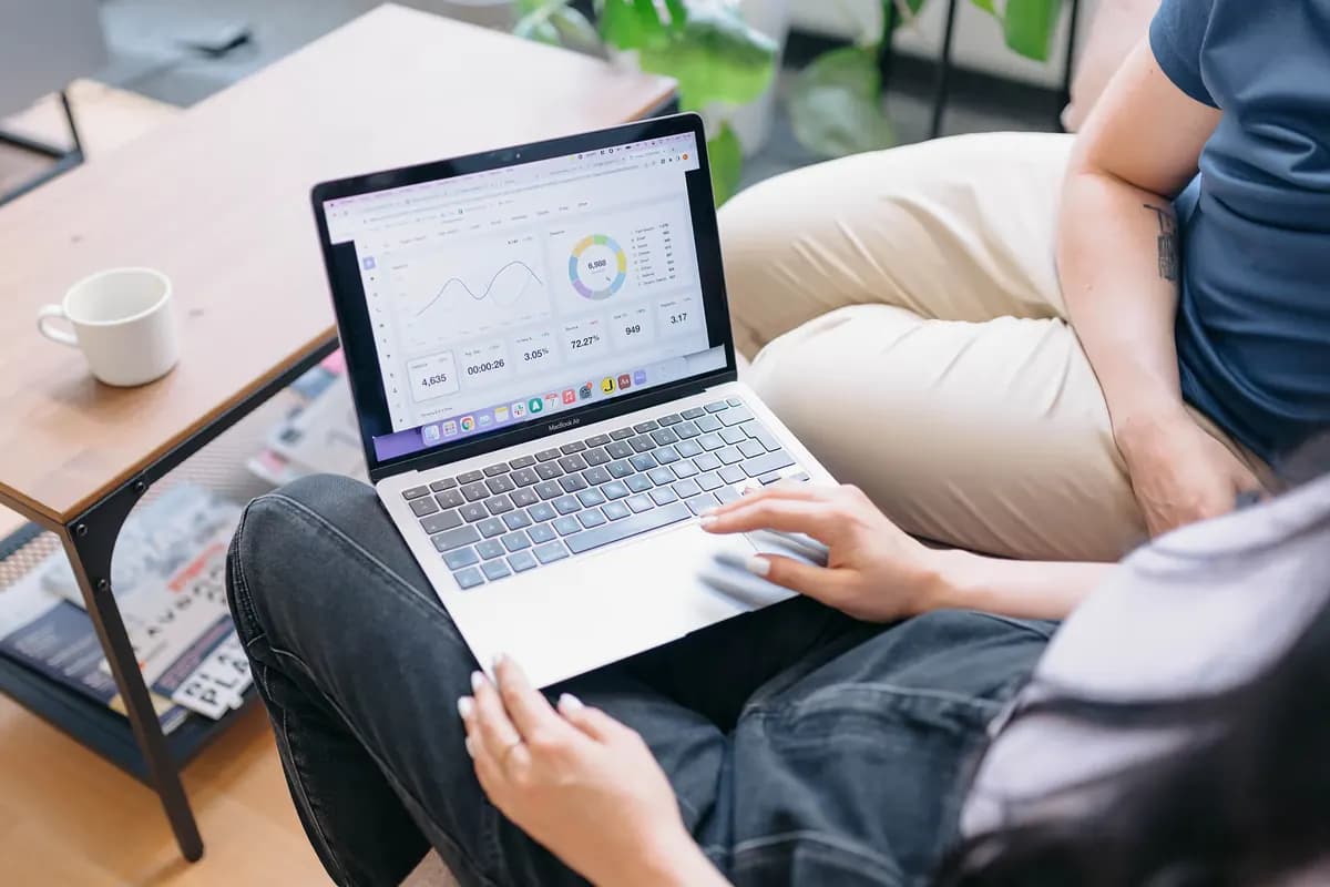 Eine Person betrachtet Diagramme auf einem Laptop.